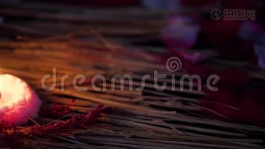 情人节花束和蜡烛燃烧的镜头视频