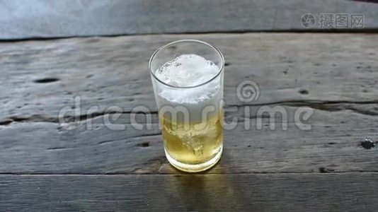 啤酒倒在玻璃里加冰视频