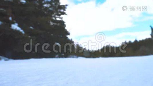 人的脚在深雪中行走。 慢动作视频。 带背包的人在雪林冬天散步。 克服困难视频