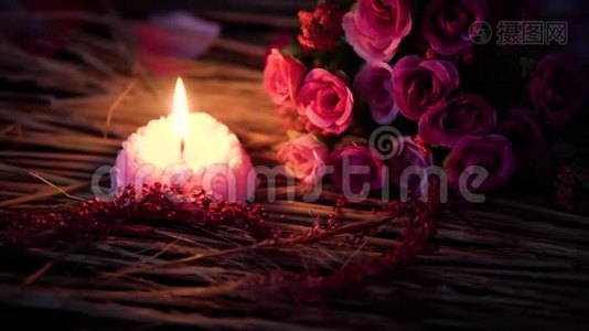 烛光燃烧和花束情人节片段视频