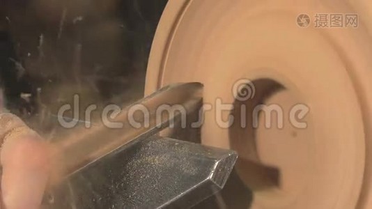 木材特纳切割形状的木材视频