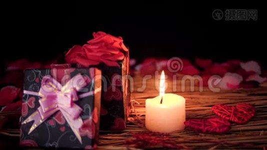 用礼品盒、蜡烛和花瓣装饰情人节视频