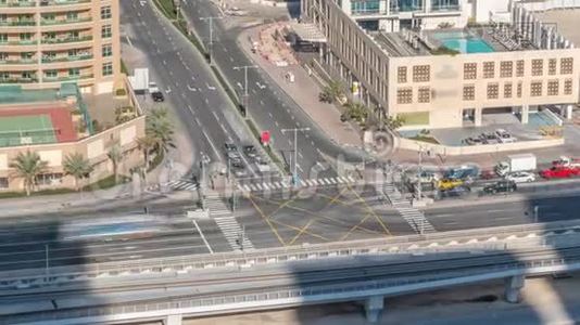 大城市时间推移道路交叉口的鸟瞰图。视频