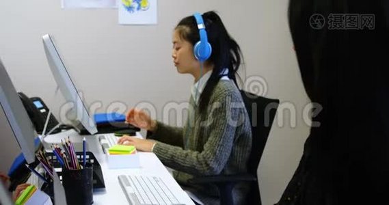 商务主管在电脑工作时进行互动视频