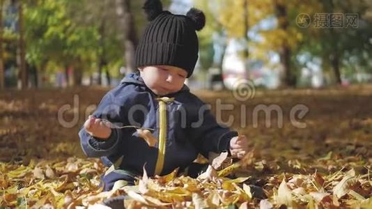 快乐的小朋友，小男孩在公园里嬉笑打闹，在户外散步..视频