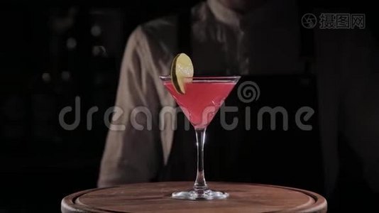 在酒吧里准备喝含酒精的鸡尾酒。视频