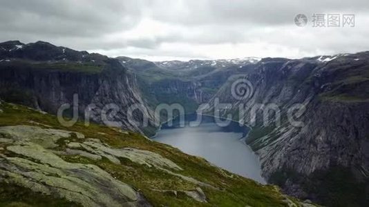 挪威空中无人驾驶飞机附近的Trolltunga和Fjord景观视频