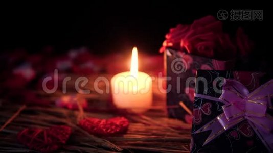 用礼品盒、蜡烛和花瓣装饰情人节视频