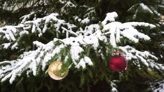 雪地里的圣诞装饰品视频