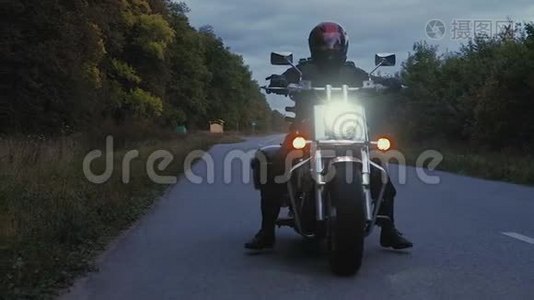 一个人骑摩托车在森林里的路上视频