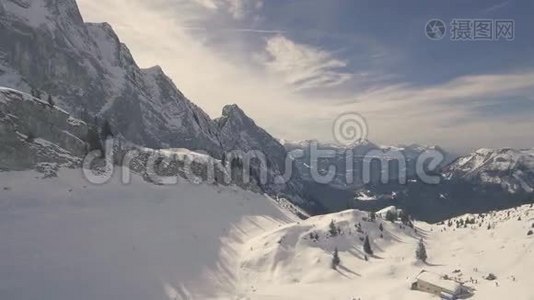 飞越雪山的无人机飞行视频