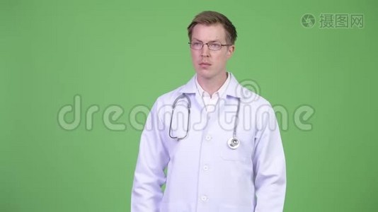 年轻人医生谈话的肖像视频