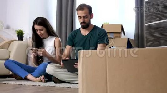 年轻夫妇在他们的新公寓里视频