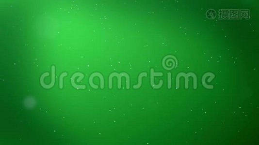 装饰的3d雪花在空气中缓慢地漂浮，并在绿色背景上发光。 作为圣诞动画使用，新视频