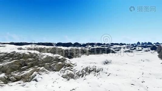 雪山和晴朗的蓝天，空中拍摄视频