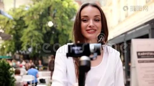 录口供。 在城街拍摄女子录像视频