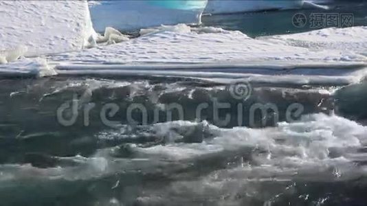 河水在融化的冰中流动视频