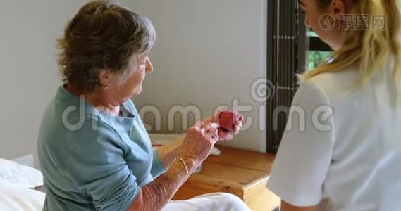 老年妇女与医生讨论药物问题视频
