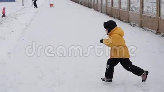 冬天的雪乐趣。 孩子们从滑梯上骑着一根管子。视频