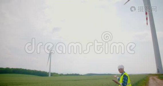 风力涡轮机农场逆天使用数字平板电脑的工程师视频