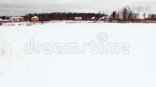 冬天，在雪覆盖的湖面上，汽车在结冰的轨道上行驶。 空中观景。 冬季雪地赛道上的赛车视频