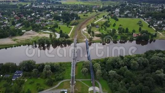 高加河铁路桥拉脱维亚空中无人机顶景4KU HD视频视频