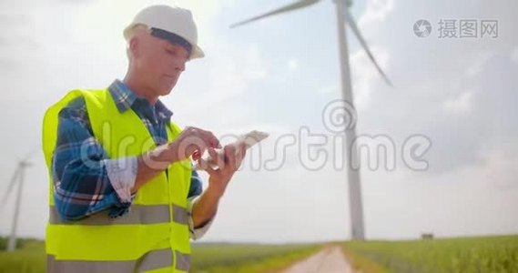 风力涡轮机农场逆天使用数字平板电脑的工程师视频