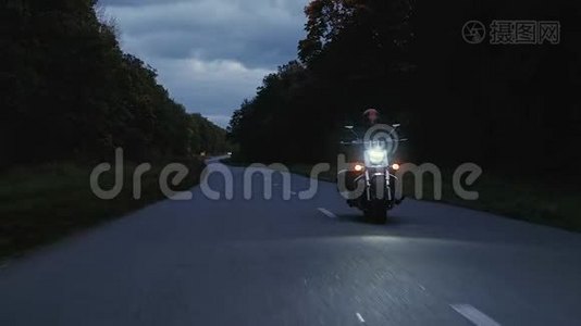 一个人骑摩托车在森林里的路上视频
