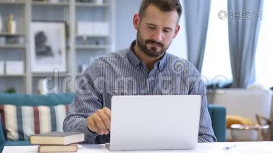 工作中的笔记本电脑在线视频聊天视频