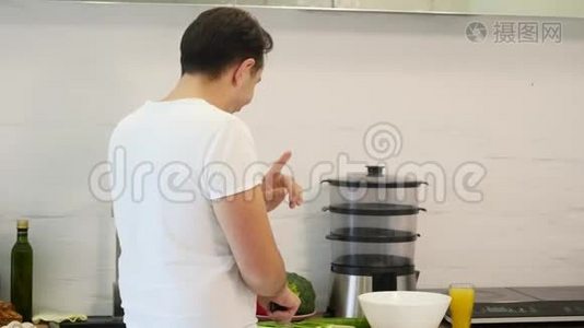 年轻人在厨房做饭视频