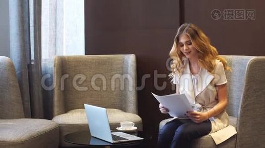 带着笔记本电脑在家工作的女人。视频