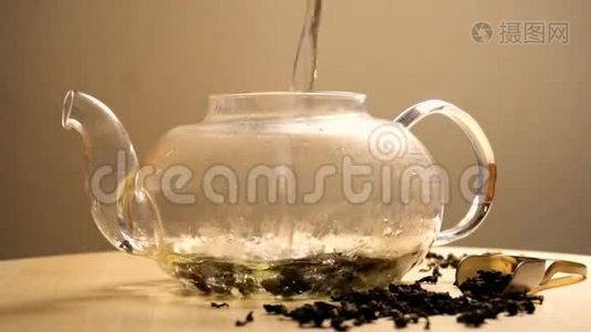 茶壶里倒着绿茶的水视频