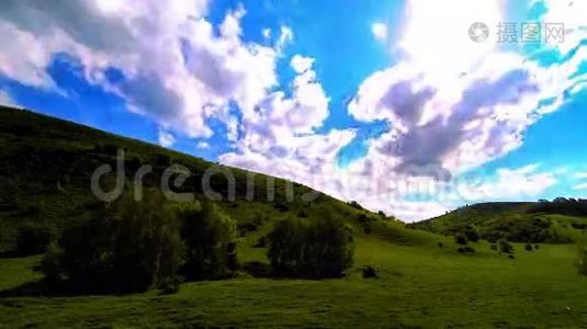 夏季的山地草甸时间流逝. 云，树，绿草和太阳光的运动..视频