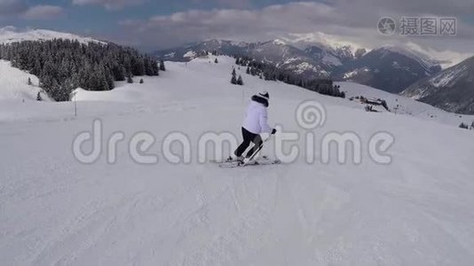 滑雪者在高山滑雪场斜坡滑雪运动视频