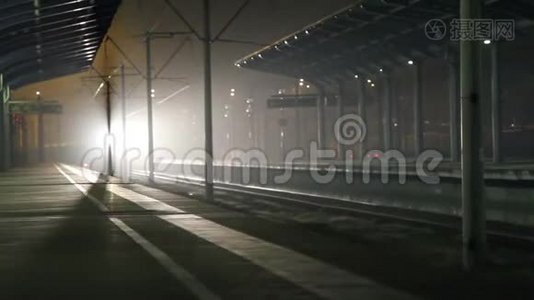 火车夜间运输视频