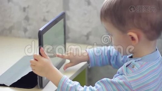 玩平板电脑游戏的孩子视频