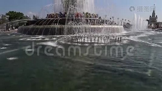 莫斯科VDNKh的喷泉石花。 俄罗斯视频