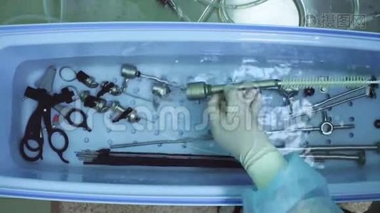 护士清洗医疗器械的手视频
