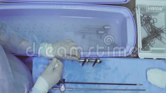 护士清洗医疗器械的手视频