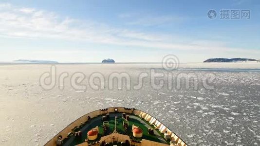 在冰上的破冰船上旅行，南极洲视频