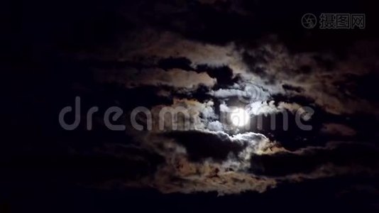夜晚多云的天空有月亮视频