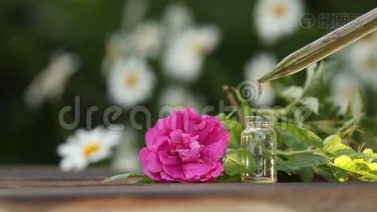 在漂亮的玻璃罐子里桌子上的鲜花的精华视频
