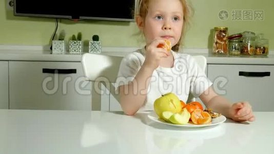 美丽可爱的小女孩吃水果，快乐视频
