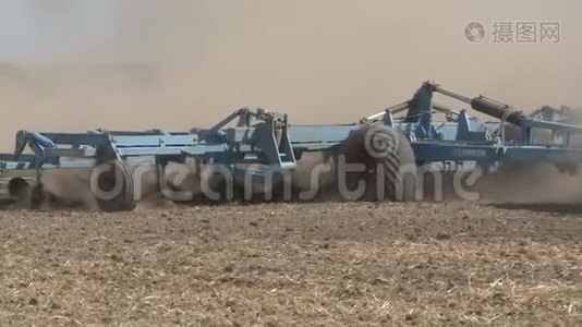 拖拉机在极近的地方耕种土地视频