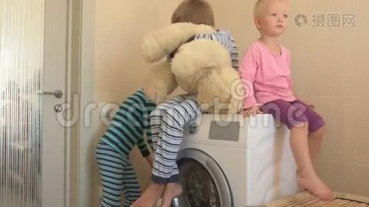 父母购买新型号最新一代洗衣机。视频