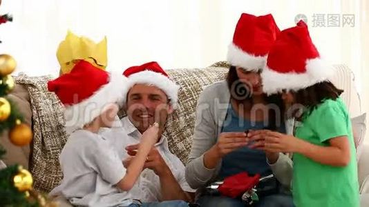 家庭在地板上打开圣诞礼物视频