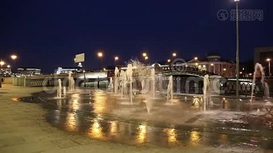晚上在博罗纳亚大堤上喷泉，莫斯科城市历史中心，受欢迎的地标。 俄罗斯视频