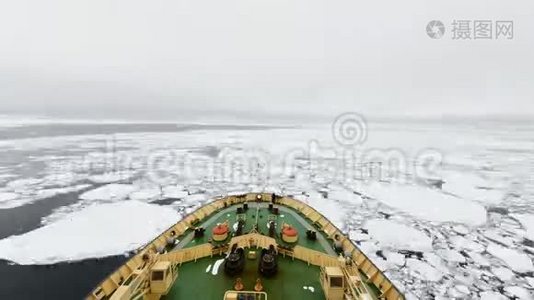 在冰上的破冰船上旅行，南极洲视频