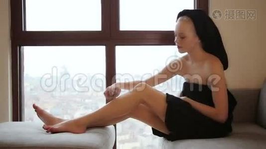 女人在家里用化妆棉霜打腿视频