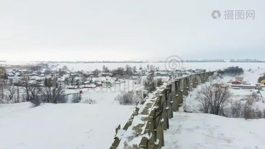 老铁路渡槽，石桥.. 雪，冬天的时候。 空中，直升机射击视频